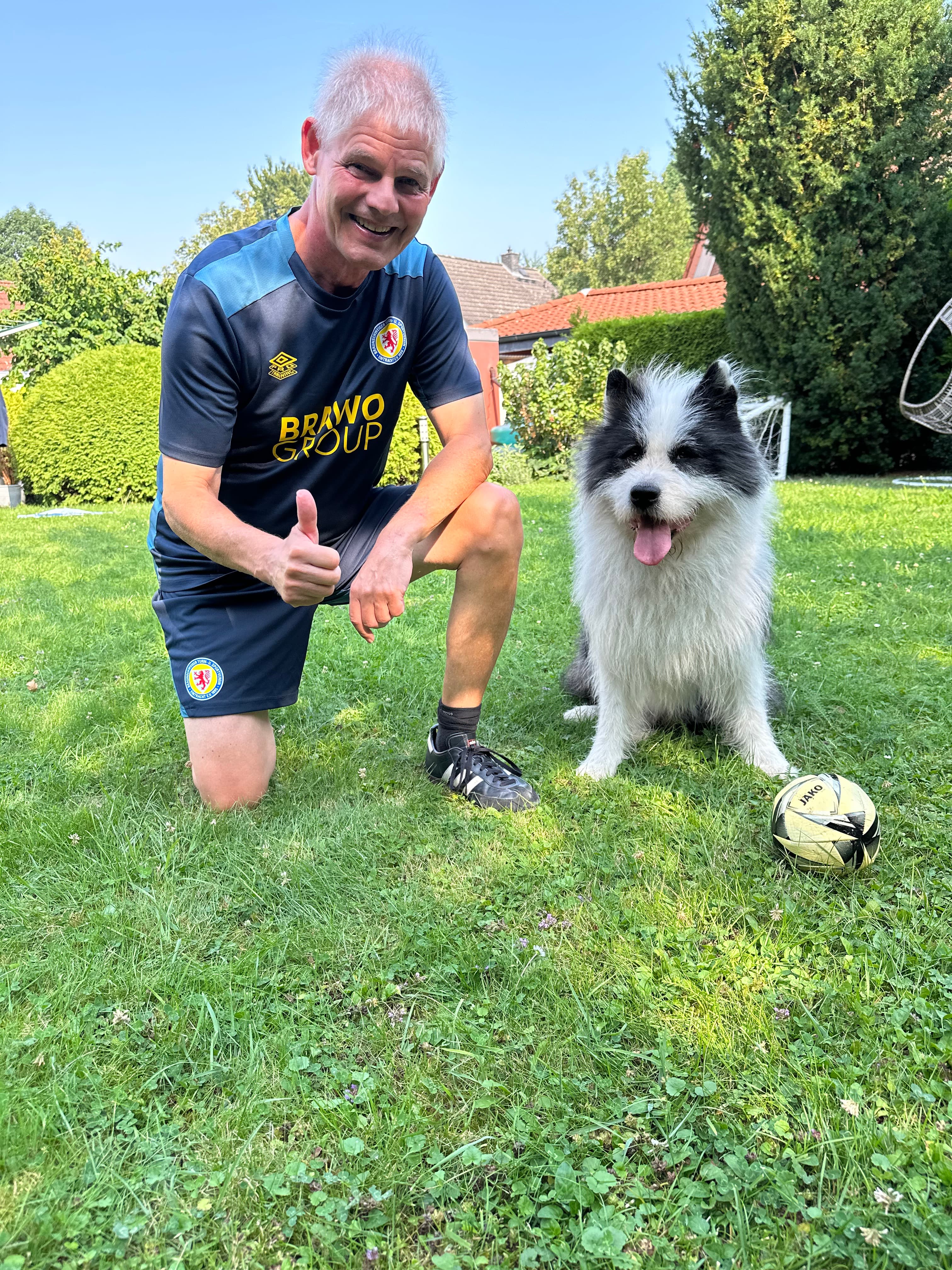 Fußball mit Monty 🐶 im Garten